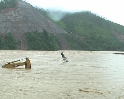 Nhiều máy móc thiết bị của công trình này do nước lũ lên nhanh đã không kịp di chuyển nên ngập trong nước lũ